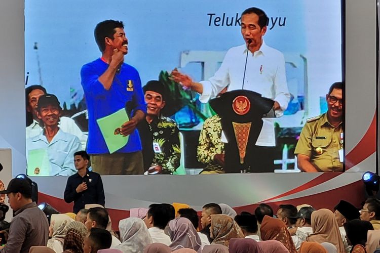 Pandri, salah satu penerima sertifikat tanah bersama Presiden Jokowi di GOR Premium Pertamina, Cilacap, Jawa Tengah, Selasa (2/1/2024).