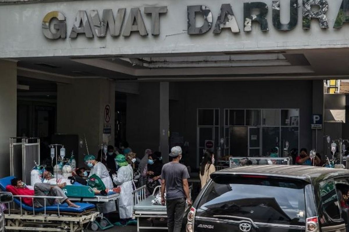 Pasien mendapat perawatan di luar ruang gawat darurat akibat banyaknya pasien Covid-19 di sebuah rumah sakit di Semarang, Jawa Tengah, Indonesia (02/07).