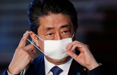 Perdana Menteri Jepang Shinzo Abe sedang mengenakan masker saat hendak berbicara di hadapan media pada Senin (6/4/2020), terkait penanganan virus corona.