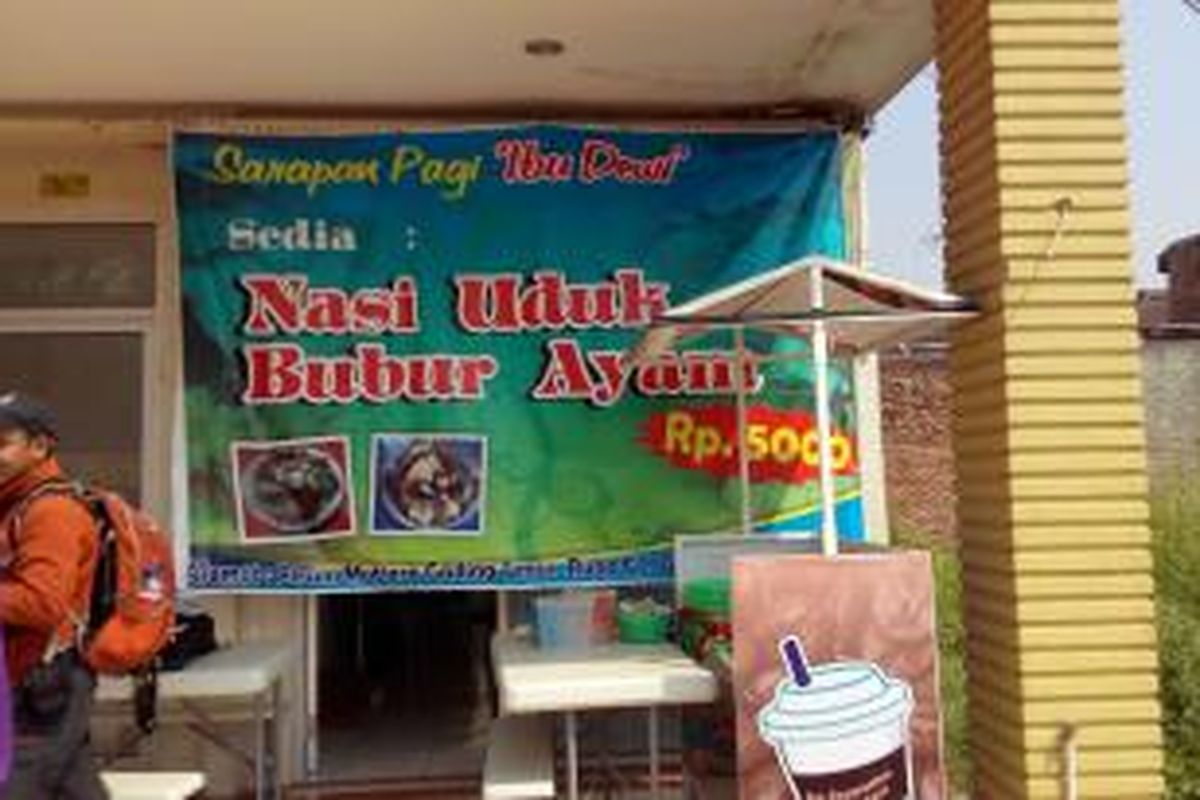 Warung bubur milik Dewi Septiani yang menemukan beras 