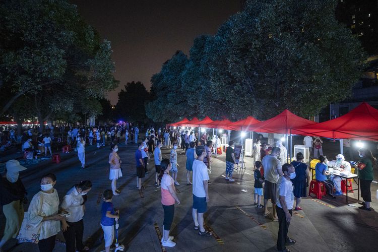 This photo taken on August 3, 2021 shows residents queueing to test for the Covid-19 coronavirus in Wuhan in China's central Hubei province. (Photo by STR / AFP) / China OUT