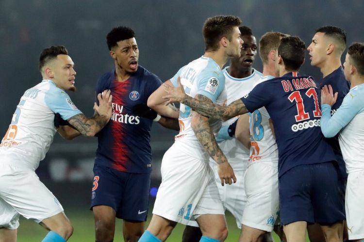 Para pemain Paris dan Marseille berdebat bersama selama pertandingan sepak bola L1 Prancis Paris Saint-Germain (PSG) vs Olympique de Marseille (OM), pada 17 Maret 2019 di stadion Parc des Princes di Paris.