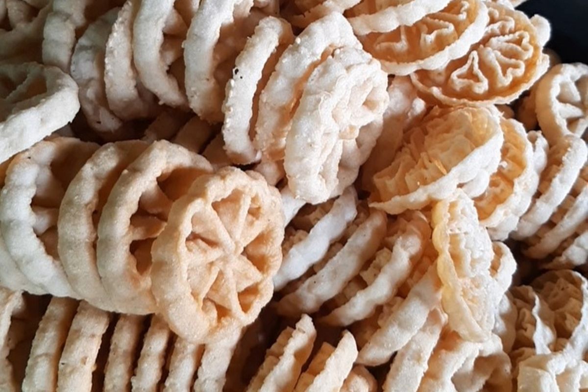 Kue Kembang Goyang.