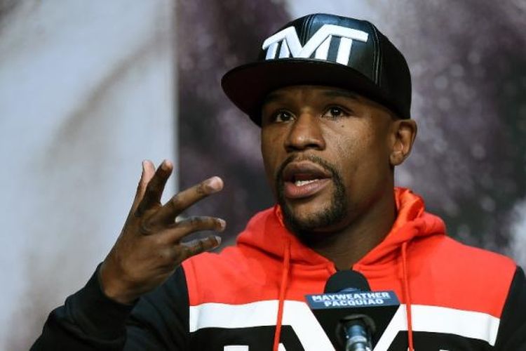 Juara kelas welter versi WBC/WBA asal Amerika Serikat, Floyd Mayweather Jr, berbicara kepada media dalam konferensi pers di KA Theatre, MGM Grand Hotel & Casino, Las Vegas, Rabu (29/4/2015). Mayweather akan menghadapi juara WBO asal Filipina, Manny Pacquiao, Sabtu (2/5/2015).