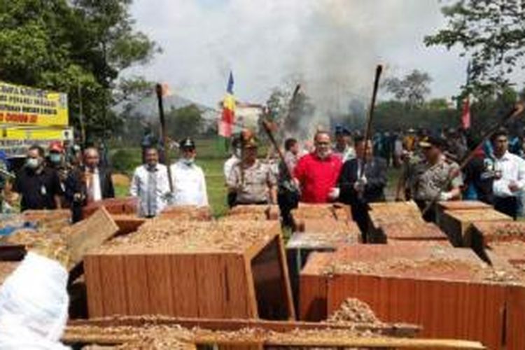 Polresta Medan melakukan pemusnahan terhadap 4,2 ton ganja, 2,5 kilogram sabu, 42.000 butir ekstasi, serta 325 mesin judi jackpot di Lapangan Cadika Delitua, Medan, Kamis (12/2/2015) pukul 10.00. 