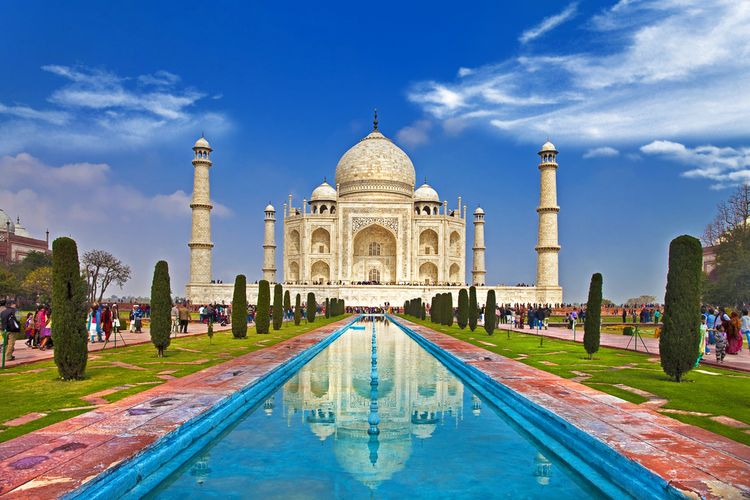 Taj Mahal terletak di daratan.