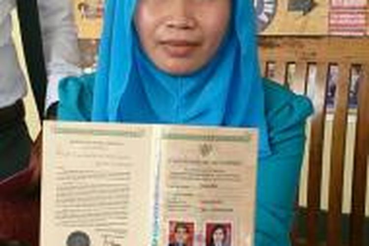 Wa Ode Fatma Farianti menunjukkan surat nikahnya dengan kadis Koperasi UKM Sultra. Dia mengadukan suaminya ke Polda Sultra karena tak dinafkahi sejak 6 bulan lalu