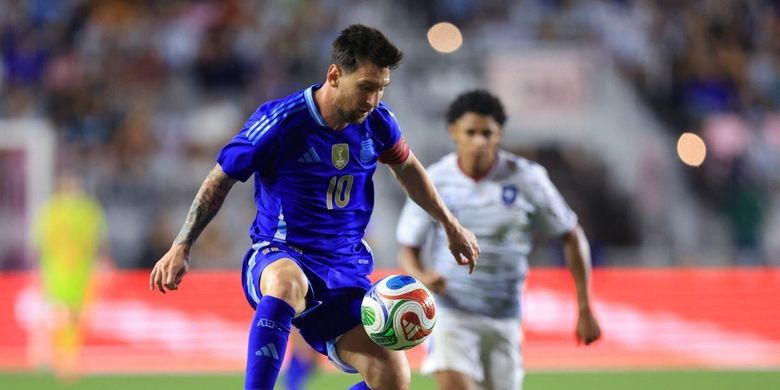 Lionel Messi mengontrol bola dalam pertandingan persahabatan Internasional antara Puerto Riko vs Argentina di Stadion Chase pada 14 Oktober 2025 di Fort Lauderdale, Florida. Megan Briggs/Getty Images/AFP (Foto oleh Megan Briggs / GETTY IMAGES AMERIKA UTARA / Getty Images melalui AFP)
