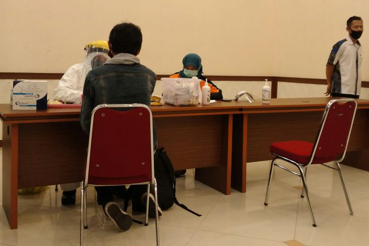 Dua petugas medis yang didatangkan untuk melakukan rapid test kepada tamu undangan yang hadir dalam acara peluncuran Peraturan Pemerintah terkait relaksasi iuran BP Jamsostek, di Kantor Kementerian Ketenagakerjaan, Jakarta, Rabu (9/9/2020).