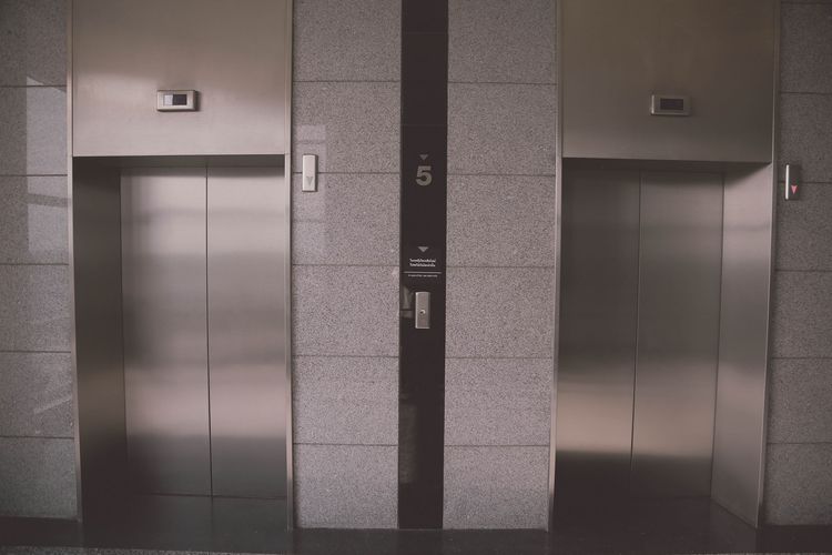Ilustrasi lift, elevator. 