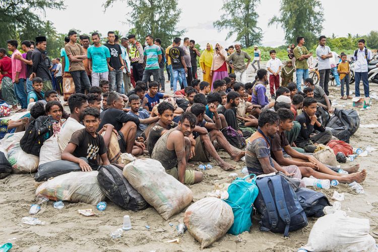 Sejumlah imigran etnis Rohingya beristirahat usai terdampar di Blang Raya, Kecamatan Muara Tiga, Kabupaten Pidie, Aceh, Selasa (14/11/2023). Sebanyak 196 orang imigran etnis Rohingya yang terdiri dari 61 orang laki-laki, 69 orang perempuan dan 59 orang anak-anak menaiki perahu dan terdampar di pantai Desa Blang Raya. 
