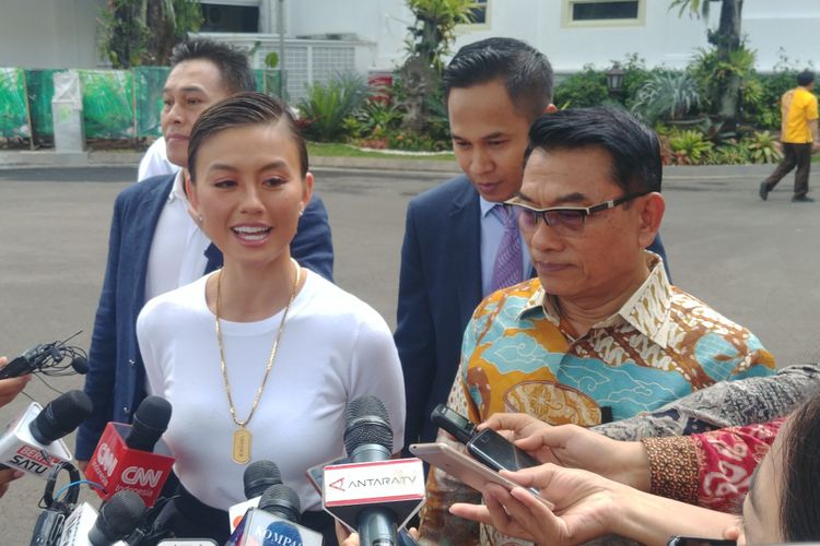 Agnes Monica usai bertemu Presiden Jokowi di Istana Kepresidenan, Jakarta, Jumat (11/1/2019).