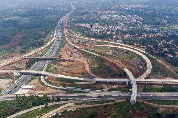 Foto udara proyek pembagunan Jalan Tol Jakarta - Cikampek II Selatan Seksi 3 di Purwakarta, Jawa Barat, Rabu (16/2/2022). PT Jasa Marga melalui PT Jasamarga Japek Selatan (JJS) mencatat progres konstruksi Jalan Tol Jakarta-Cikampek atau Japek II Selatan Seksi 3 (Tamanmekar-Sadang) hingga akhir Januari 2022 telah mencapai 60,82 persen.