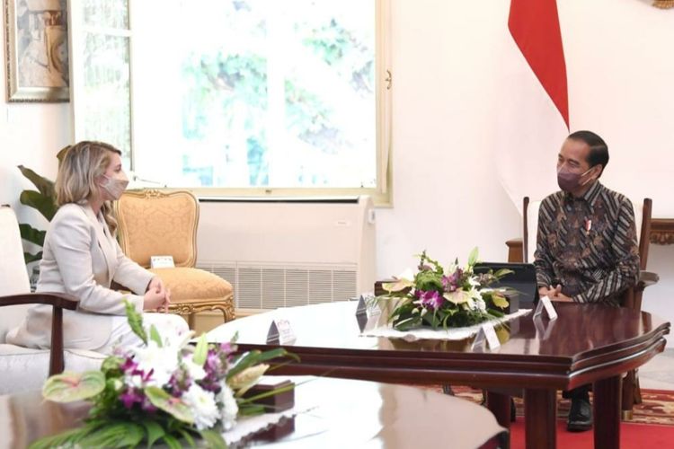 Presiden Joko Widodo menerima kunjungan kehormatan Menteri Luar Negeri (Menlu) Kanada, Melanie Joly, bersama delegasi terbatas di Istana Merdeka, Jakarta, pada Senin (11/4/2022).