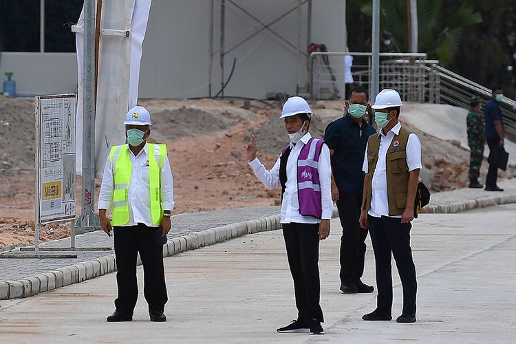 Presiden Joko Widodo (tengah) berbincang dengan Kepala BNPB Doni Monardo (kanan) dan Menteri PUPR Basuki Hadimuljono saat peninjauan Rumah Sakit Darurat Penanganan COVID-19 di Pulau Galang, Batam, Kepulauan Riau, Rabu (1/4/2020). Kunjungan kerja tersebut untuk memastikan kesiapan rumah sakit yang akan mulai beroperasi pada Senin 6 April 2020 mendatang.