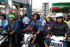 Penumpang Dilarang Naik LCT, Kendaraan Antre hingga 15 Km di Ketapang