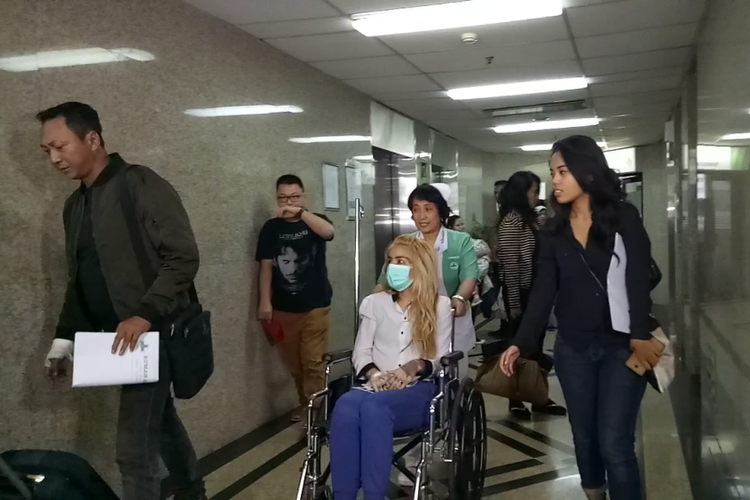 Sheila Marcia menggunakan kursi roda ketika keluar dari Rumah Sakit Medistra,  Jakarta,  pada Selasa (9/5/2017).