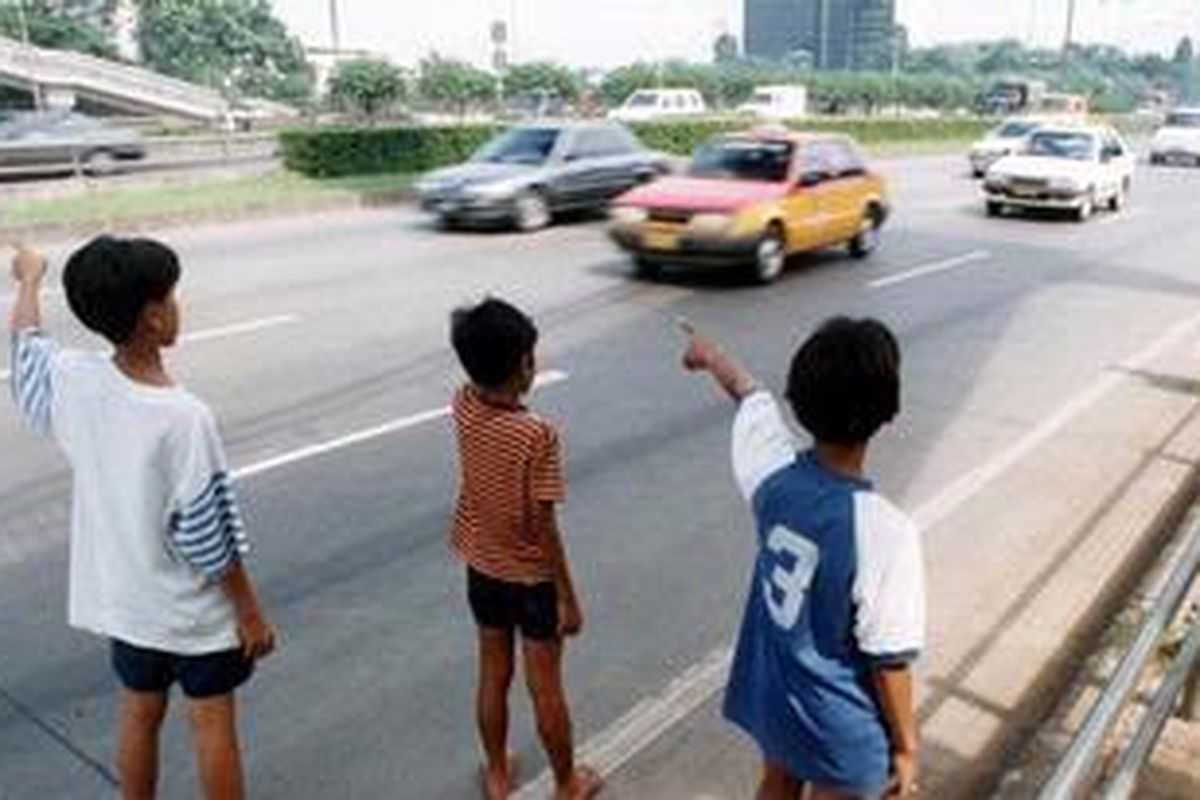 Peraturan three in one di jalan-jalan tertentu di Jakarta memberi ladang penghasilan bagi para joki. Anak-anak pun menjadi joki.