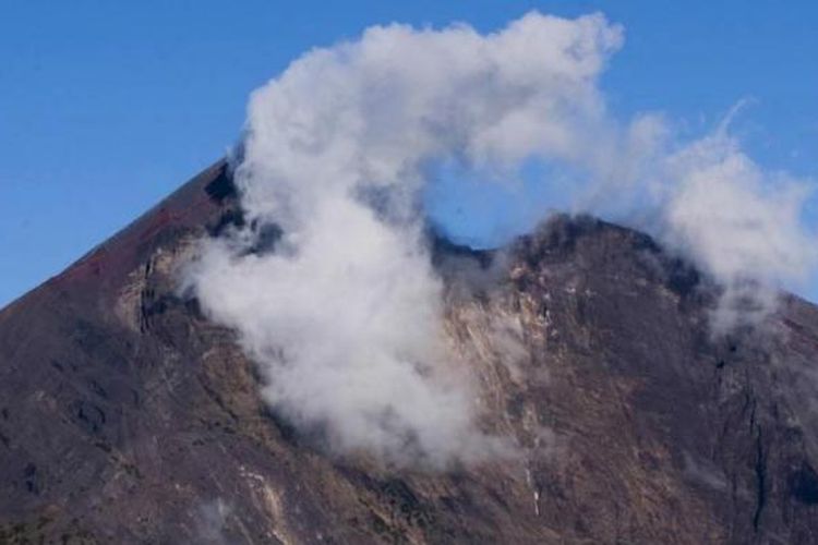 Awan menyelimuti puncak Gunung Rinjani (3726 m) di Lombok, Nusa Tenggara Barat. Puncak ini merupakan bagian dari Gunung Samalas yang meletus hingga melumpuhkan dunia pada tahun 1257. Superletusan mengakibatkan terbentuknya kaldera dan Danau Segara Anak.