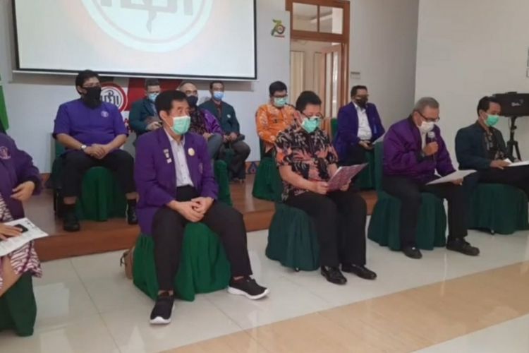 Wakil Ketua Persatuan Dokter Gigi Indonesia (PDGI) Ugan Gandar saat membacakan pernyataan bersama tujuh organisasi profesi sebagaimana dikutip dari siaran langsung di YouTube PB IDI, Senin (24/8/2020).