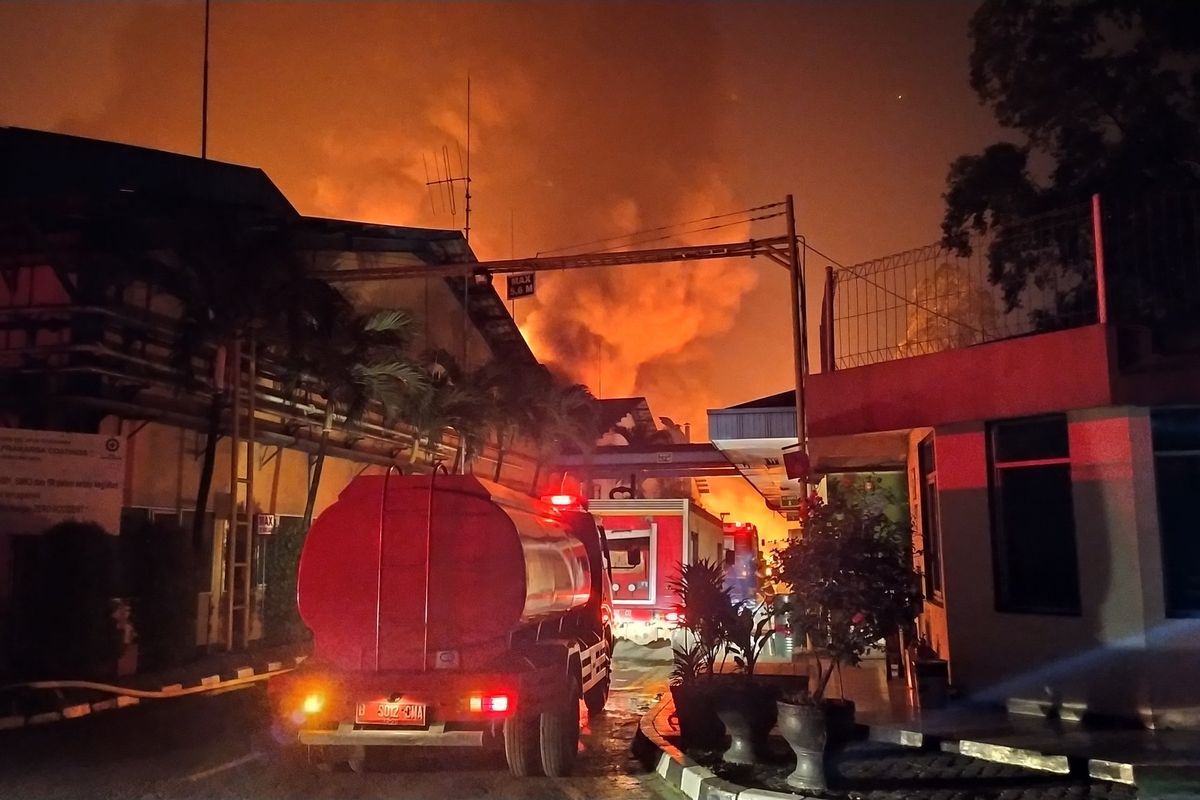 Kebakaran Pabrik Cat di Kawasan Industri Jatiuwung Kota Tangerang, Rabu (17/6/2020)