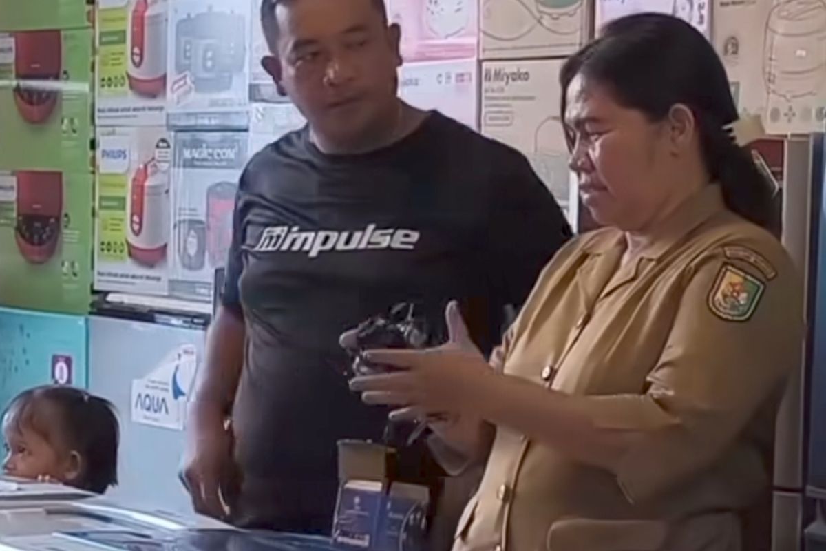 Potongan gambar oknum polisi Polres Serdang Bedagai diduga ancam tembak karyawan toko elektronik di Kota Tebing Tunggi, Sumatera Utara. 