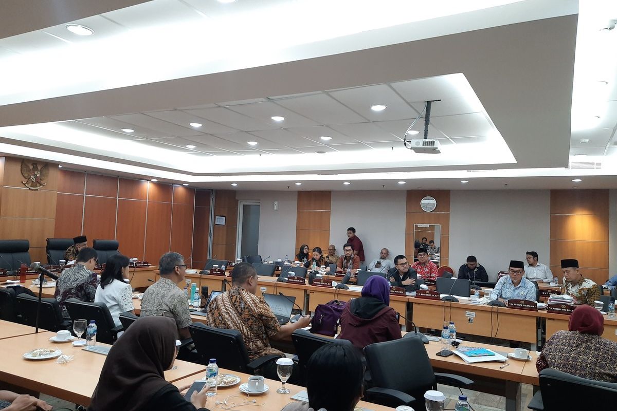 Rapat Dewan Riset Daerah (DRD) bersama Komisi B DPRD DKI Jakarta terkait dampak ekonomoni setelah ibu kota pindah, di lantai 2, Gedung DPRD DKI, Senin (24/2/2020)