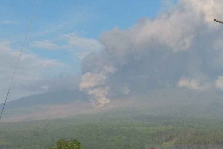 Gunung Semeru luncurkan awan panas guguran sejauh 2 kilometer yang teramati dari Pos Pantau Gunung Semeru di Gunung Sawur, Kabupaten Lumajang, Jawa Timur, Selasa (2/2/2021) 