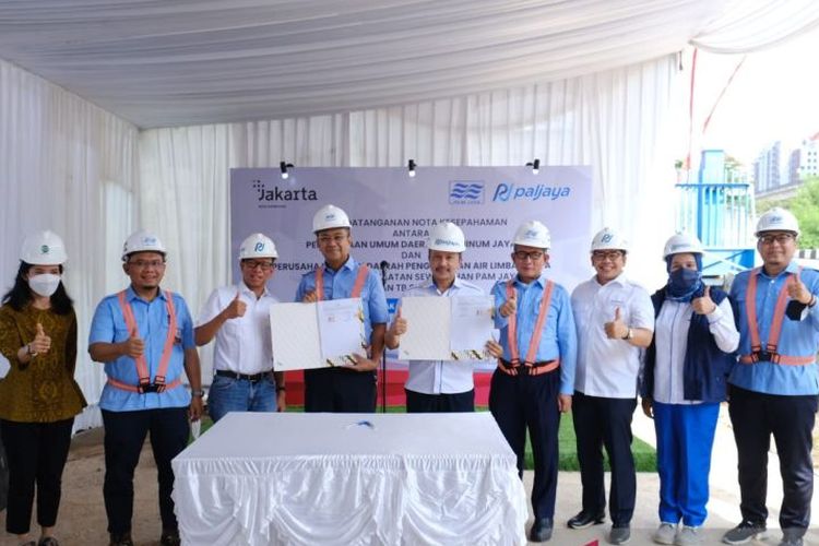 BUMD DKI PAM Jaya dan PAL Jaya menandatangani kerja sama pemanfaatan lahan untuk pengelolaan air limbah di Jakarta, Senin (29/8/2022). 