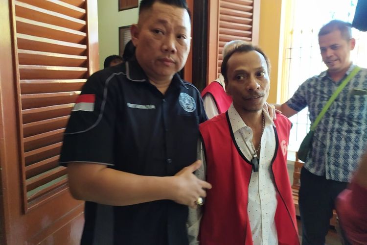 Bassist Boomerang Hubert Henry, terdakwa kasus penyalahgunaan narkotika usai sidang di PN Surabaya, Senin (21/10/2019)
