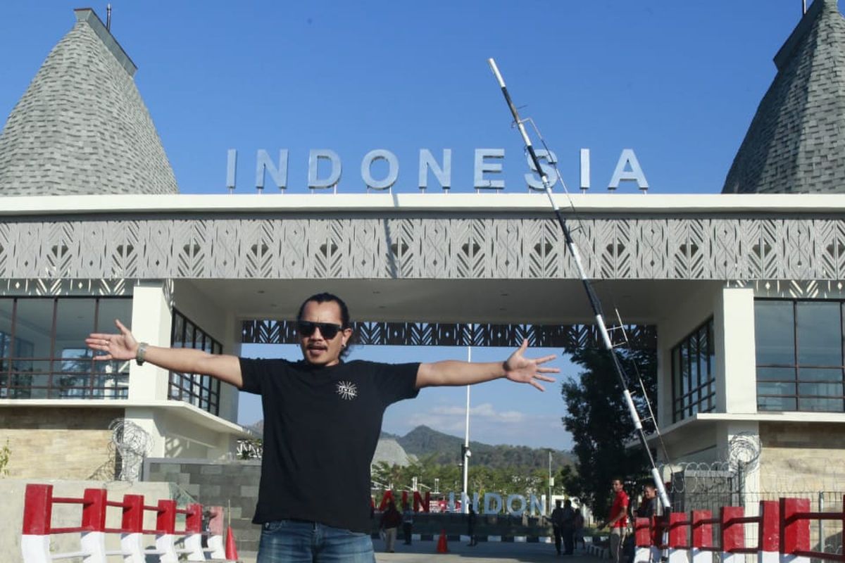 Gitaris band Kotak Cella, saat mengunjungi pos lintas batas negara (PLBN) Motaain yang terletak di Kabupaten Belu, Nusa Tenggara Timur (NTT), Sabtu (29/6/2019)