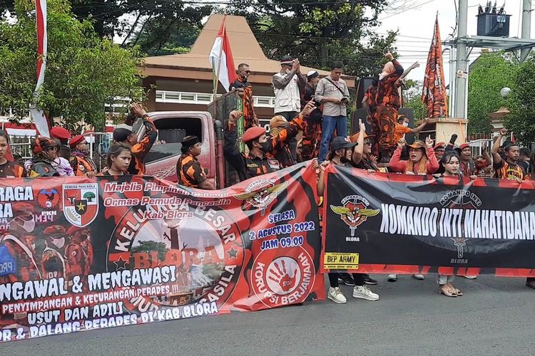 Ormas Pemuda Pancasila Blora gelar demonstrasi terkait dugaan kecurangan perades di Kantor Pemkab Blora, Selasa (2/8/2022)