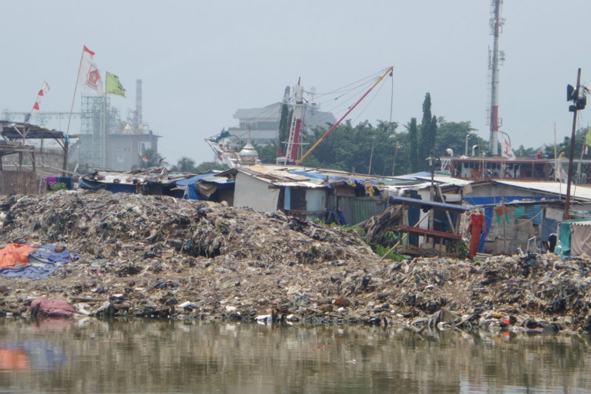 Bedeng-bedeng yang dibangun di bekas kawasan penertiban Pasar Ikan, Penjaringan, Jakarta Utara, Kamis (27/4/2017)