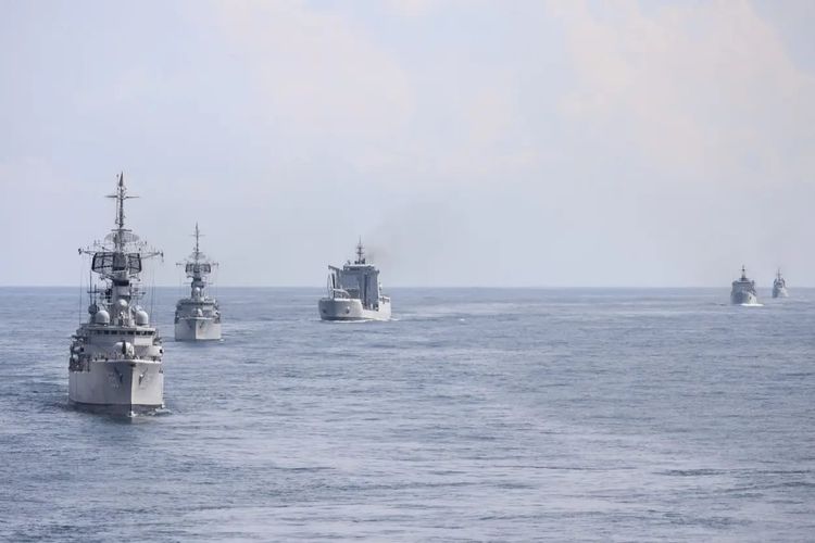 Sebanyak 14 Kapal Perang Republik Indonesia (KRI) TNI Angkatan Laut melakukan pengamanan VVIP sektor laut selama pelaksanaan agenda Konferensi Tingkat Tinggi (KTT) G20 di Bali, 15-16 November 2022.