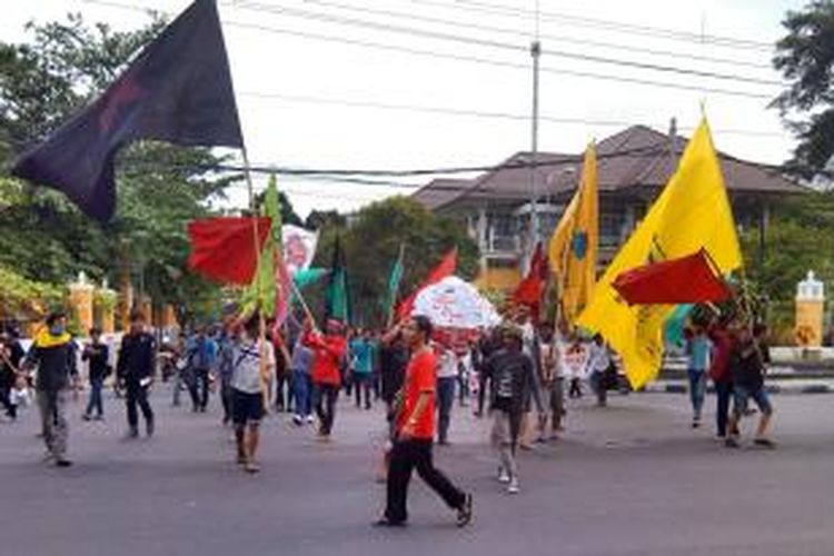 Ratusan mahasiswa saat mengelar demo tolak kenaikan bbm di pertigaan depan UIN Sunan kalijaga