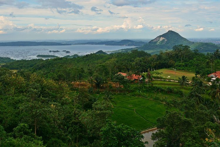 Pemandangan Waduk Jatiluhur di Purwakarta Jawa Barat, dari Gunung Padang.