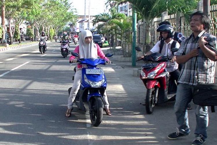 Jalan Teuku Umar di Meulaboh terkena ceceran oli yang menyebabkan sejumlah pengendara motor berjatuhan, Senin (28/3/2016).