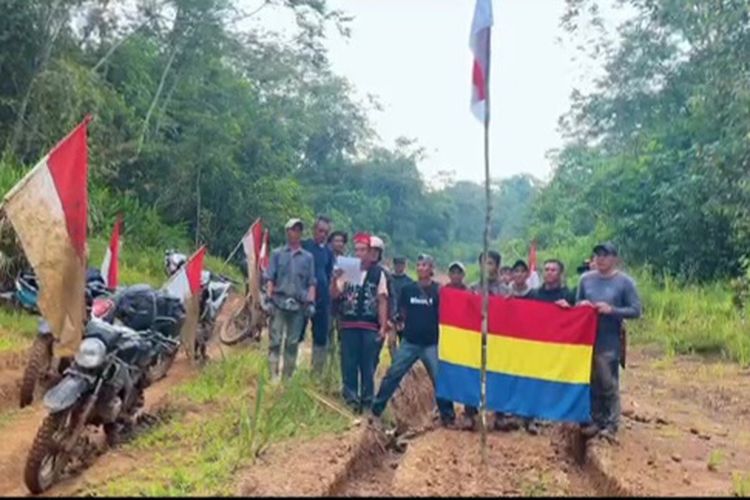 Kibarkan Bendera Dayak Borneo di Jalan Rusak, Warga Krayan: Jangan Abaikan Beranda Negeri