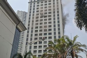 Kebakaran di Apartemen Tanah Abang, Penghuni Lantai Atas Dievakuasi Pakai Bronto Skylift