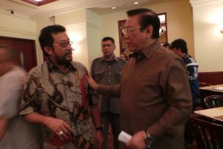 Ketua Umum Kosgoro Agung Laksono usai pertemuan dengan eksponen Trikarya Partai Golkar, Rabu (25/6/2014).