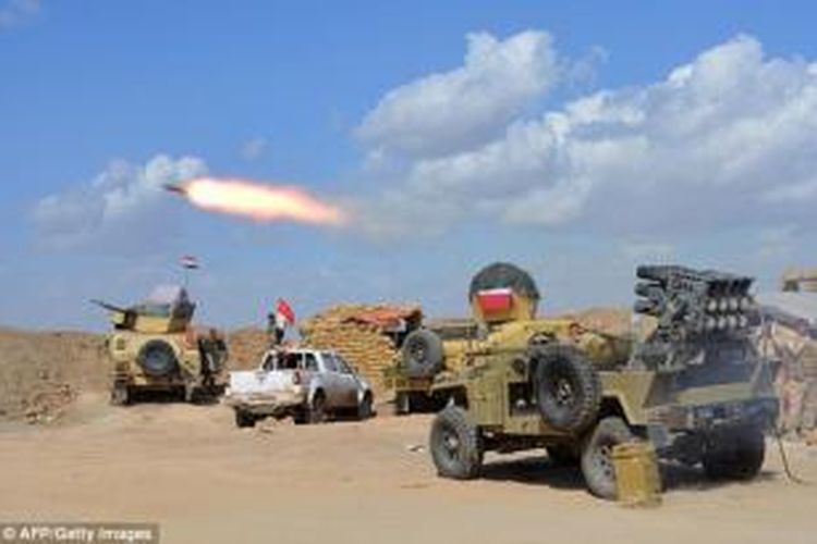 Pasukan pemerintah Irak menembakkan roket dalam operasi militer untuk merebut kembali kota Tikrit yang diduduki ISIS.