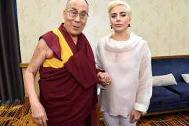 Lady Gaga dan Dalai Lama menjadi pembicara dalam pertemuan US Mayors di JW Marriott, Indianapolis, Minggu (26/6/2016).