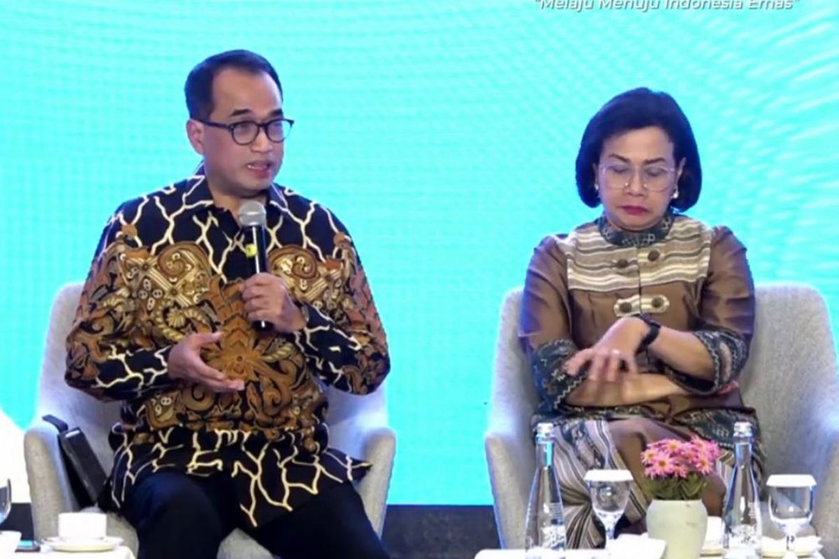 Menteri Perhubungan Budi Karya Sumadi (kiri) dan Menteri Keuangan Sri Mulyani (kanan) dalam acara Kompas100 CEO Forum ke-14 di Novotel Balikpapan pada Rabu (1/11/2023).