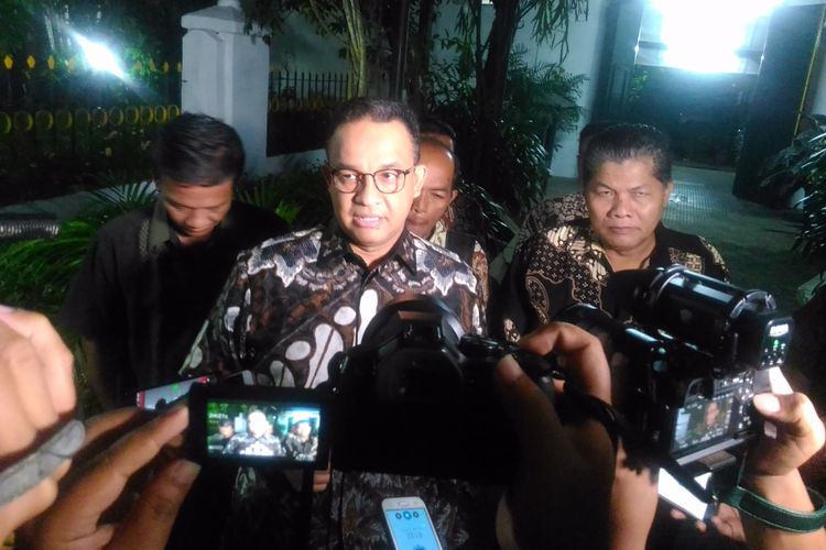 Gubernur DKI Jakarta terpilih, Anies Baswedan, di kediaman Gubernur DI Yogyakarta, Sri Sultan HB X, Keraton Kilen, Kota Yogyakarta, Rabu (19/7/2017) dini hari.