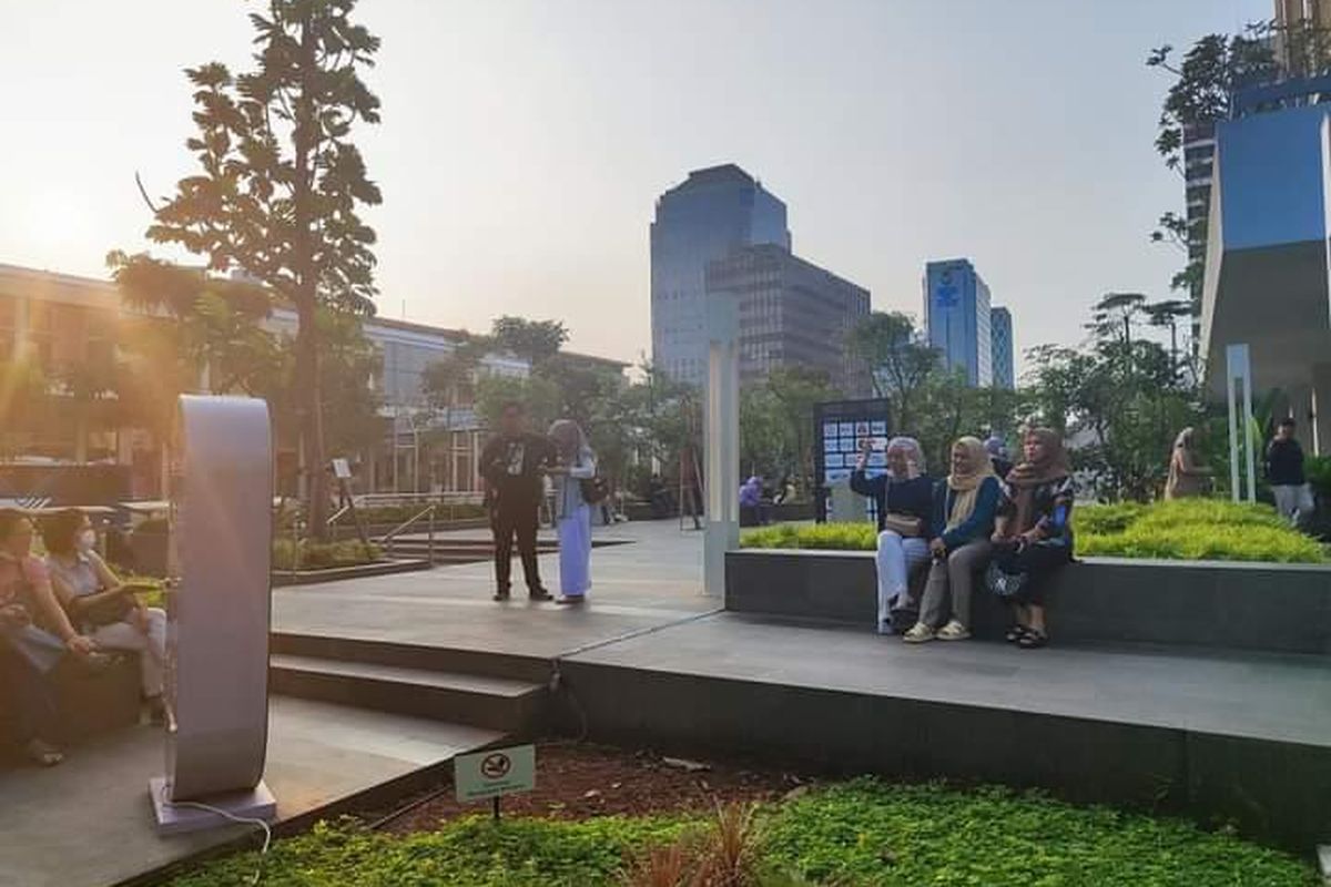 Pengunjung berpose di depan mesin foto otomatis Sarinah, Jakarta Pusat, Kamis (29/6/2023).