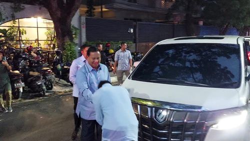 Prabowo Kunjungi Rumah Tim Pemenangan Sebelum ke KPU, Disambut Gibran dengan Cium Tangan