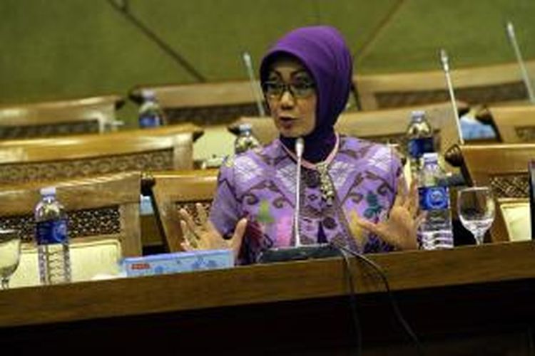 Anggota Komisi IX DPR RI, Okky Asokawati, saat menghadiri rapat dengar pendapat dengan Komisi IX DPR RI dengan Menakertrans, di Gedung Parlemen, Senayan, Jakarta, Selasa (20/11/2012).