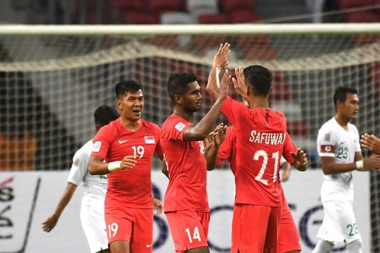 Pemain Singapura dari kiri Shahril Ishak, Hariss Harun, Safuwan Baharudin dan Yasir Hanapi melakukan selebrasi setelah menang melawan Indonesia pada pertandingan sepak bola Piala AFF 2018 di Stadion Nasional Singapura pada 9 November 2018.