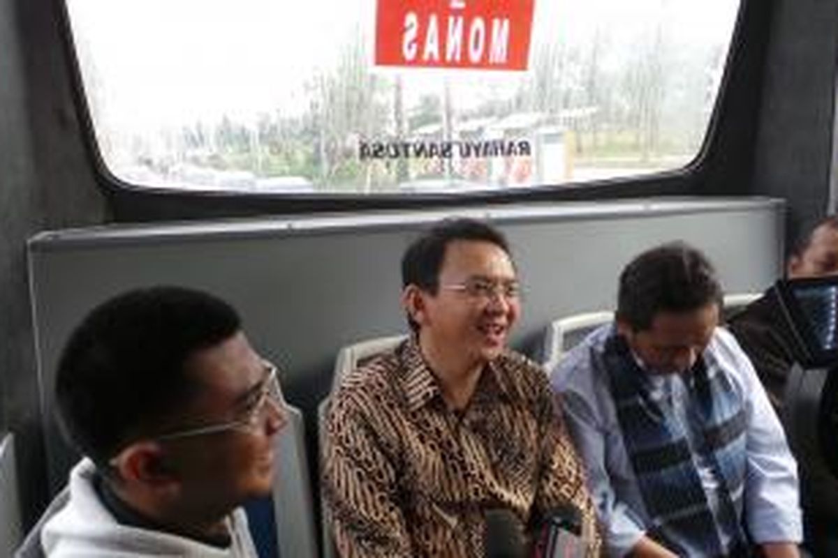 Wakil Gubernur DKI Jakarta Basuki Tjahaja Purnama saat menumpangi BKTB (bus kota terintegrasi busway) pada penerapan one day no car, Jumat (7/2/2014).