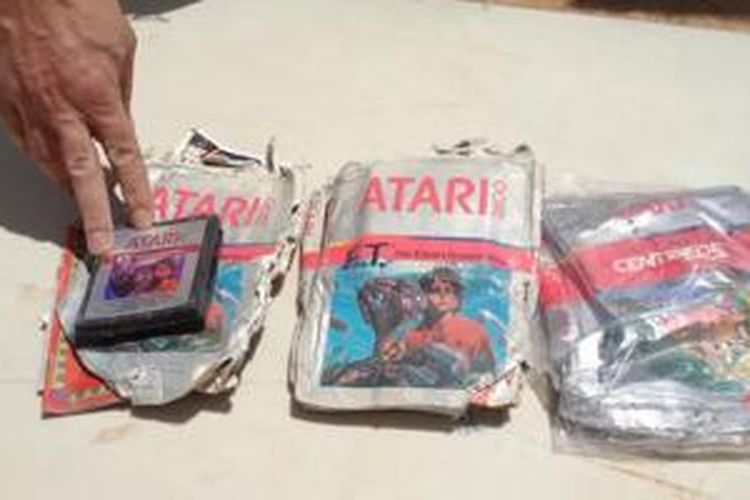 Tiga dari 881 kaset video game Atari yang ditemukan di bekas tempat pembuangan sampah kota Alamogordo